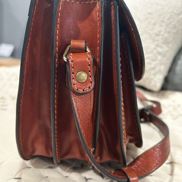 GIANNI CONTI Italy Leather Flap Over Saddle Crossbody With 4 Compartments - Picture 10 of 13